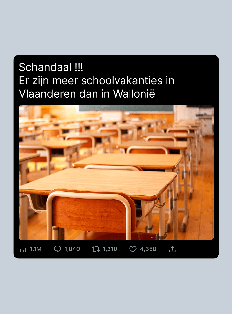 Lege banken in een klaslokaal